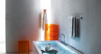 Wyposażenie łazienki - kolorowe meble i ceramika