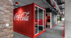 Biuro Coca-Cola HBC w firmowych kolorach