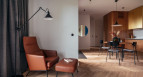 Mieszkanie w stylu mid-century: aranżacja wnętrza od rum studio