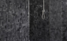 Skórzana okładzina pod prysznicem