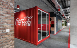 Biuro Coca-Cola HBC w firmowych kolorach