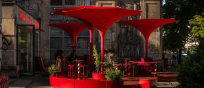 Czerwona instalacja w centrum Warszawy 