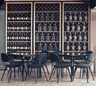 Nika Zupanc, restauracja AS Aperitivo, lampa w kształcie wiśni, restauracja w Lublanie