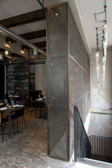 Brinkworth, restauracja Dabbous, wnętrza w stylu industrialnym, metal we wnętrzach, styl miejski we wnętrzach