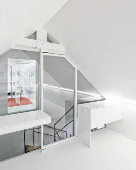 m architecture, Bridal Siute, pokój z łazienką na poddaszu, łazienka w szklanym boksie