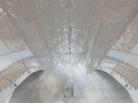 Manuel Ameztoy, instalacja z wycinanych tkanin, wystawa w Faena Arts Center w Buenos Aires