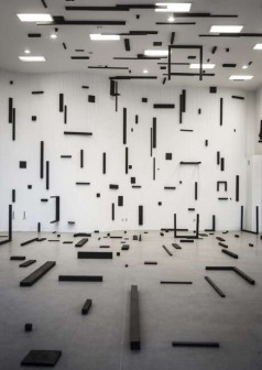 Esther Stocker, instalacja Based on Grid, wystawa Mind the System, Find the Gap, graficzna instalacja z czarnych elementów