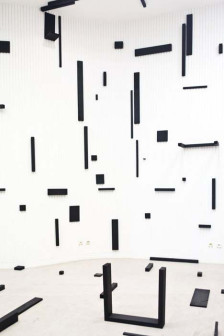 Esther Stocker, instalacja Based on Grid, wystawa Mind the System, Find the Gap, graficzna instalacja z czarnych elementów