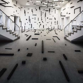 Esther Stocker, instalacja Based on Grid, wystawa Mind the System, Find the Gap, graficzna instalacja z czarnych elementów