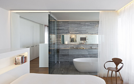 Paritziki & Liani Architects, R1T Flat, apartament w Tel Awiwie, mieszkanie z lustrzanymi sufitami