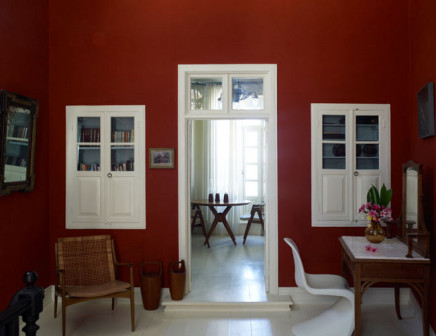 Georg Koukourakis, rezydencja na wyspie Nisyros, wnętrza eklektyczne, XIX-wieczne wnętrza i współczesny design, kolor we wnętrzach