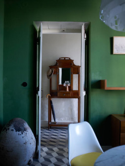 Georg Koukourakis, rezydencja na wyspie Nisyros, wnętrza eklektyczne, XIX-wieczne wnętrza i współczesny design, kolor we wnętrzach