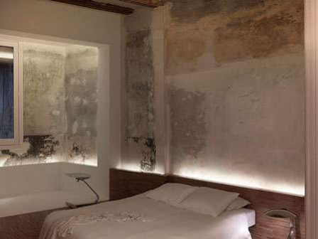 Gus Wüstemann, Crusch Alba, apartament ze strukturą w formie białego krzyża, wnętrze pozornie niedokończone