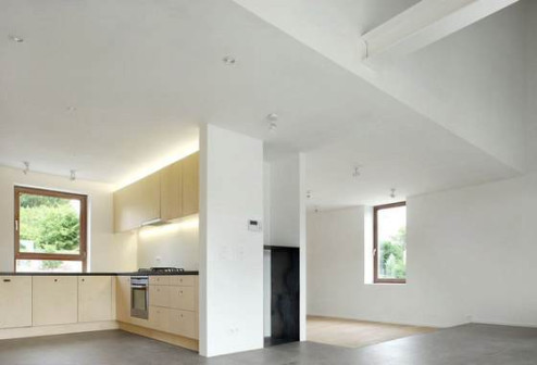 adn architectures, NSV House, adaptacja starego domu wiejskiego, wnętrza z wyeksponowaną drewnianą konstrukcją 