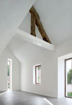 adn architectures, NSV House, adaptacja starego domu wiejskiego, wnętrza z wyeksponowaną drewnianą konstrukcją 