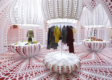 Louis Vuitton, Yayoi Kusama, concept store Louis Vuitton w Selfridges, wnętrze w kolorowe kropki, wnętrze inspirowane kolekcją mody