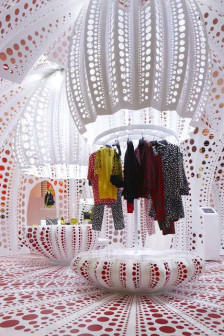 Louis Vuitton, Yayoi Kusama, concept store Louis Vuitton w Selfridges, wnętrze w kolorowe kropki, wnętrze inspirowane kolekcją mody