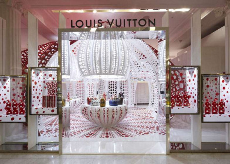 Louis Vuitton, Yayoi Kusama, concept store Louis Vuitton w Selfridges, wnętrze w kolorowe kropki, wnętrze inspirowane kolekcją mody