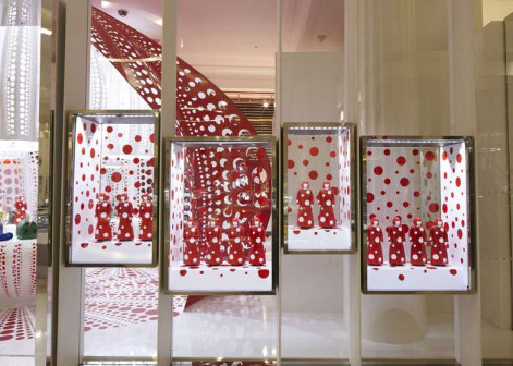 Louis Vuitton, Yayoi Kusama, concept store Louis Vuitton w Selfridges, wnętrze w kolorowe kropki, wnętrze inspirowane kolekcją mody