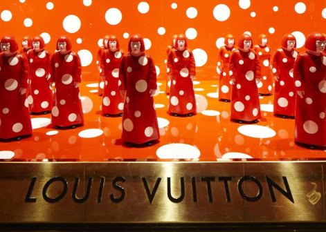 Louis Vuitton, Yayoi Kusama, concept store Louis Vuitton w Selfridges, wnętrze w kolorowe kropki, wnętrze inspirowane kolekcją mody