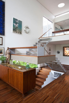 Pedro Useche, dom architekta w Sao Paulo, wnętrza w stylu modernistycznym i vintage