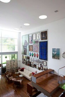 Pedro Useche, dom architekta w Sao Paulo, wnętrza w stylu modernistycznym i vintage