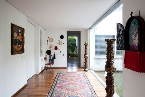 Pedro Useche, dom architekta w Sao Paulo, wnętrza w stylu modernistycznym i vintage