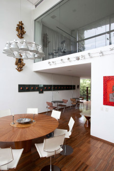 Pedro Useche, dom architekta w Sao Paulo, wnętrza w stylu modernistycznym i vintage