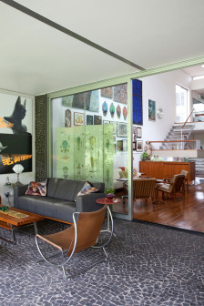 Pedro Useche, dom architekta w Sao Paulo, wnętrza w stylu modernistycznym i vintage
