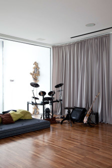 Pedro Useche, dom architekta w Sao Paulo, wnętrza w stylu modernistycznym i vintage