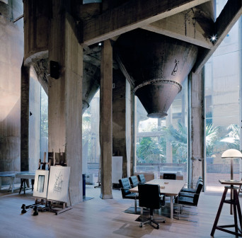 Ricardo Bofill, adaptacja fabryki cementu w Barcelonie na loft i pracownię architekta, wnętrze jak scenografia filmu fantastycznego
