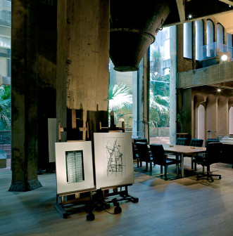 Ricardo Bofill, adaptacja fabryki cementu w Barcelonie na loft i pracownię architekta, wnętrze jak scenografia filmu fantastycznego