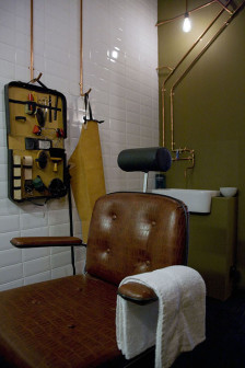 Ard Hoksbergen, Barber Amsterdam, salon fryzjerski z wyeksponowanymi miedzianymi rurkami