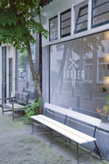 Ard Hoksbergen, Barber Amsterdam, salon fryzjerski z wyeksponowanymi miedzianymi rurkami