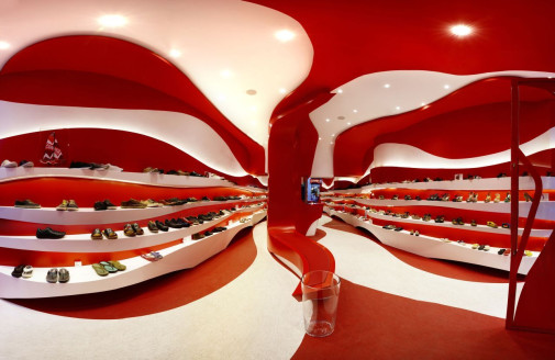 A-cero, sklep Camper w Granadzie, futurystyczne wnętrze w bieli i czerwieni 