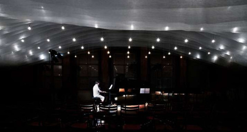 Arcus Temporum, instalacja na festiwal muzyki w dawnym klasztorze w Pannonhalma, Dániel Baló, Dániel Eke i Zoltán Kalászi, instalacja z geowłókniny