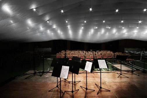 Arcus Temporum, instalacja na festiwal muzyki w dawnym klasztorze w Pannonhalma, Dániel Baló, Dániel Eke i Zoltán Kalászi, instalacja z geowłókniny