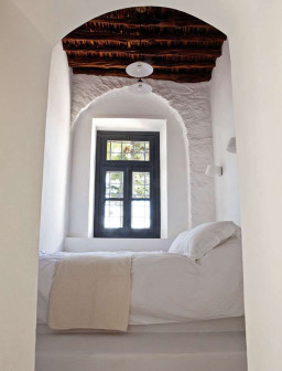Tina Komninou, Hydra Residence, wnętrza w stylu greckim, wnętrza łączące tradycyjną, grecką architekturę i nowoczesność