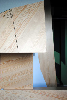 mebel z jasnego drewna