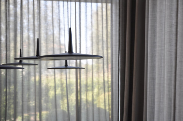 Minimalistyczne lampy nad stołem
