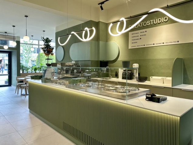 lodziarnia gelato knurów, wnętrze w odcieniach zieleni