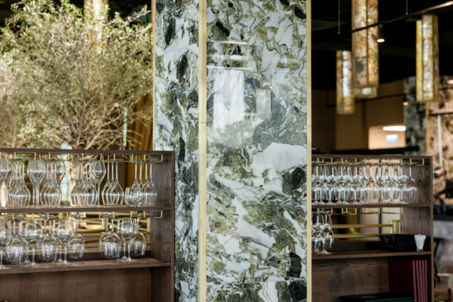 wnętrze restauracji w ekskluzywnym wykończeniem