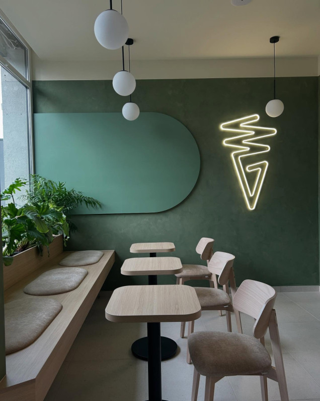 lodziarnia gelato knurów, wnętrze w odcieniach zieleni