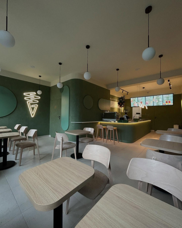 lodziarnia gelato knurów, wnętrze w odcieniach zieleni