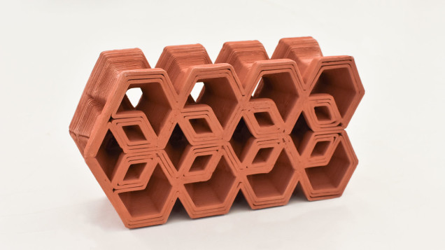 Hose Pillar - ceramiczna cegła drukowana metodą 3D, wykonana z gliny terakotowej 