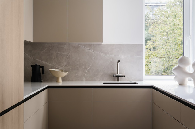 Minimalistyczny apartament na Żoliborzu Artystycznym 