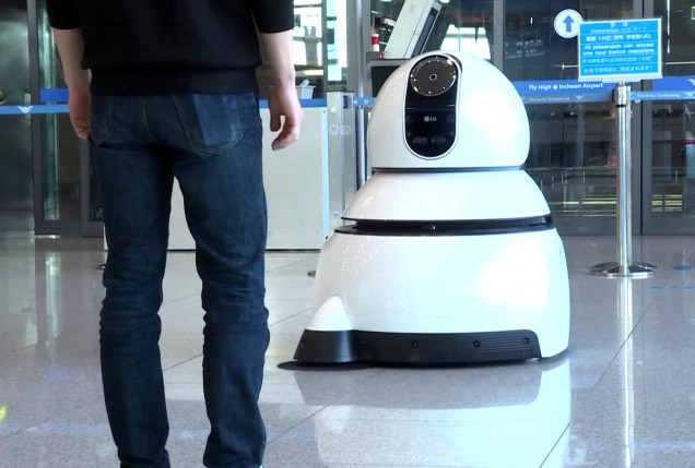 robot na lotnisku