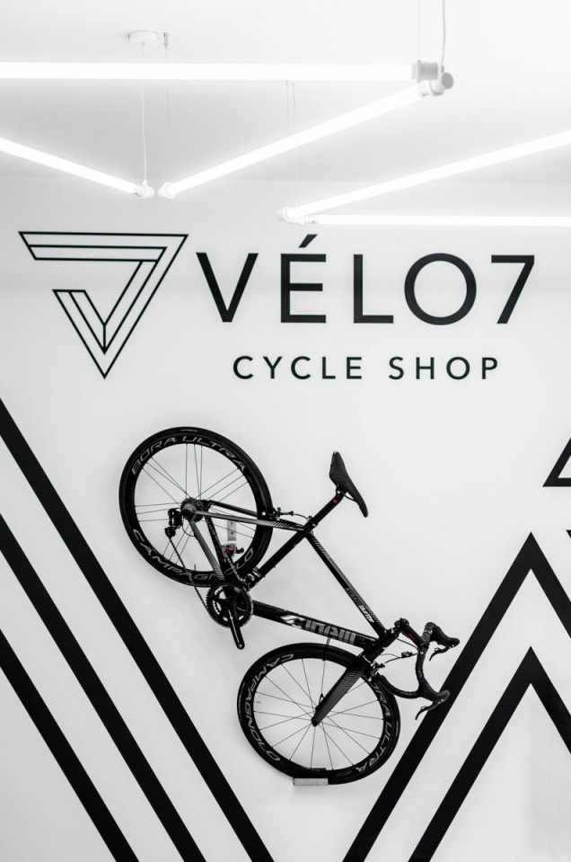 Wnętrze sklepu rowerowego VÈLO7 