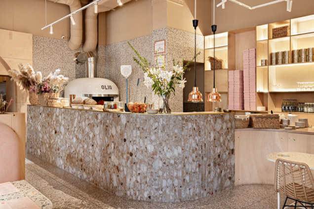 pizzeria olio poznań, wnętrze w pudrowym różu