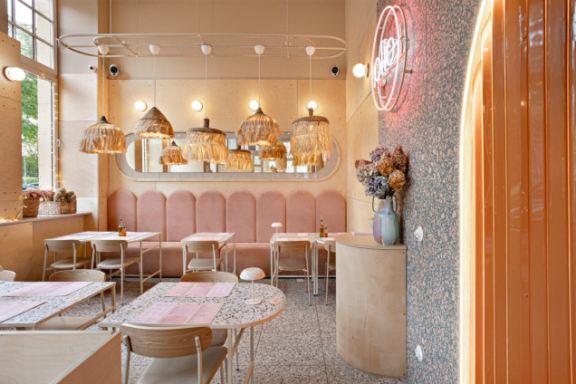 pizzeria olio poznań, wnętrze w pudrowym różu